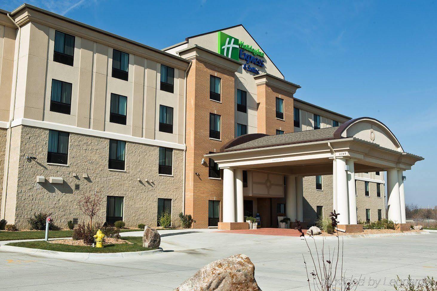 Holiday Inn Express And Suites Urbandale Des Moines, An Ihg Hotel Exterior foto